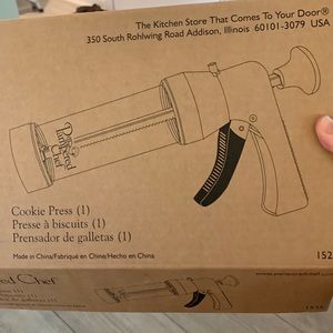 The Pampered Chef Cookie Press with 16 Discs